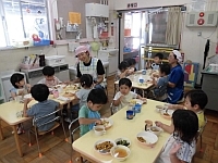 写真:うさぎぐみの給食の様子