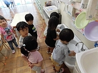 写真:うさぎぐみの手洗いの様子