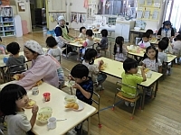 写真:こあらぐみの食べている様子