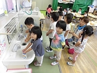 写真:こあらぐみ手洗いの様子