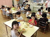 写真:きりんぐみの給食の様子