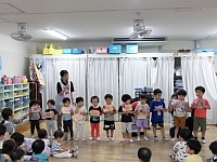 写真:カードをもらった記念写真の様子