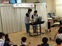 写真:先生たちの出し物の様子