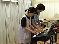 写真:ピアノを弾く先生たち