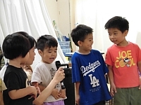 写真:誕生児のインタビューの様子