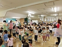 写真:体操をしている様子