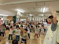 写真:体操を楽しんでいる様子