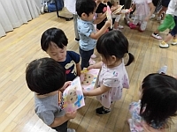 写真:カードを渡しているところ