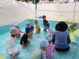 写真:プールあそびをしています