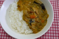 写真：なすといんげんのカレーライス