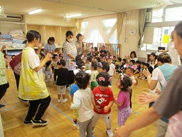 あひる組がうさぎ組の踊りを踊っています