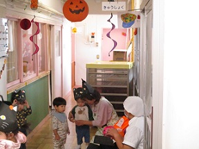 写真:給食室の前でハロウィンの合言葉を言っています