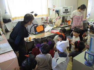 写真:ハロウィンで子どもたちが事務所の園長先生のところに来ています