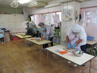 写真:4歳児クラスが調理保育をしています