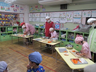 写真:5歳児クラスが調理保育をしています