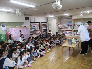 写真:調理のデモンストレーションを見ています