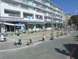 写真:運動会で竹馬をやっています