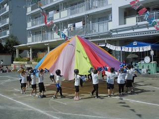 写真:パラバルーンをやっているところ