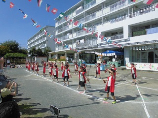 写真:日野ソングを踊っています
