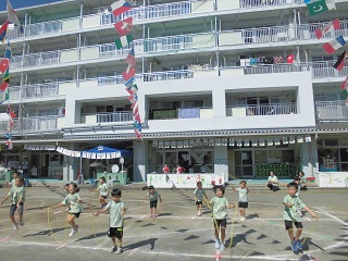 写真:縄跳びをしています