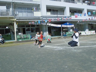 写真:リレーをしています