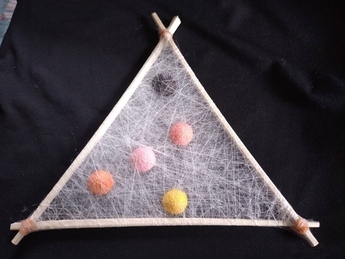 写真:糸繰り体験で作る飾り。