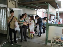 体育館に入るために並ぶ保護者の写真