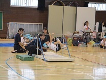 鉄棒に挑戦する4歳児の写真