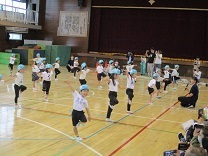 音楽に合わせでバランス技を繰り出す4歳児の写真