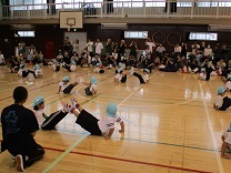 数人で組になって、組体操をする4歳児の写真