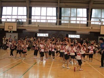 ひのソングを踊る5歳児の写真