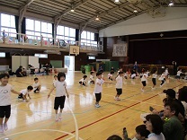 縄跳びを跳ぶ5歳児の写真