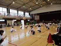 縄を使った演技を披露する5歳児の写真