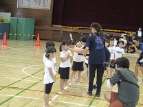 メダルをもらってうれしそうな5歳児の写真