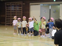 かけっこのスタート合図を待つ2歳児の写真