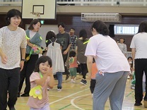 おうちの方とダンスを踊る2歳児の写真