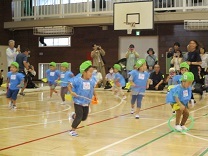 体育館を自由に走り回る3歳児の写真