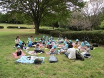 お弁当を食べる4歳児の写真