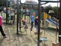 遊具で遊ぶ5歳児の写真
