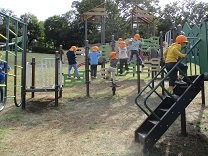 バランスを取りながら進む5歳児の写真