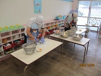 材料を切る子どもの写真