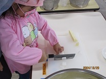 一人で包丁を使う5歳児の写真