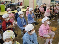 順番を待つ5歳児の写真