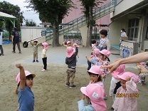 マネして踊る2歳児の写真