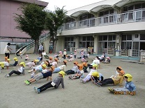 4歳クラスの組体操の滑り台に挑戦する子どもたちの写真