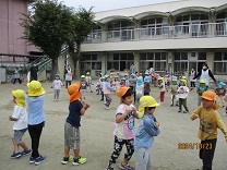 年長組からひのソングを教えてもらう3，4歳児の写真