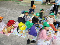 お弁当を食べている様子の写真