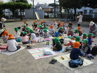 ぞう組と、ライオン組がお弁当を食べている様子の写真