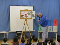物を大切にしようとお話ししている様子の写真