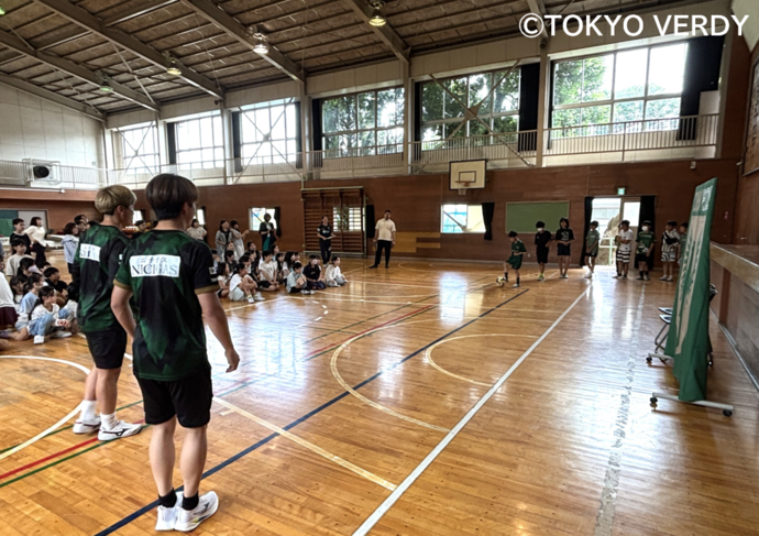 写真：選手と子どもたちでボールパスを行う様子
